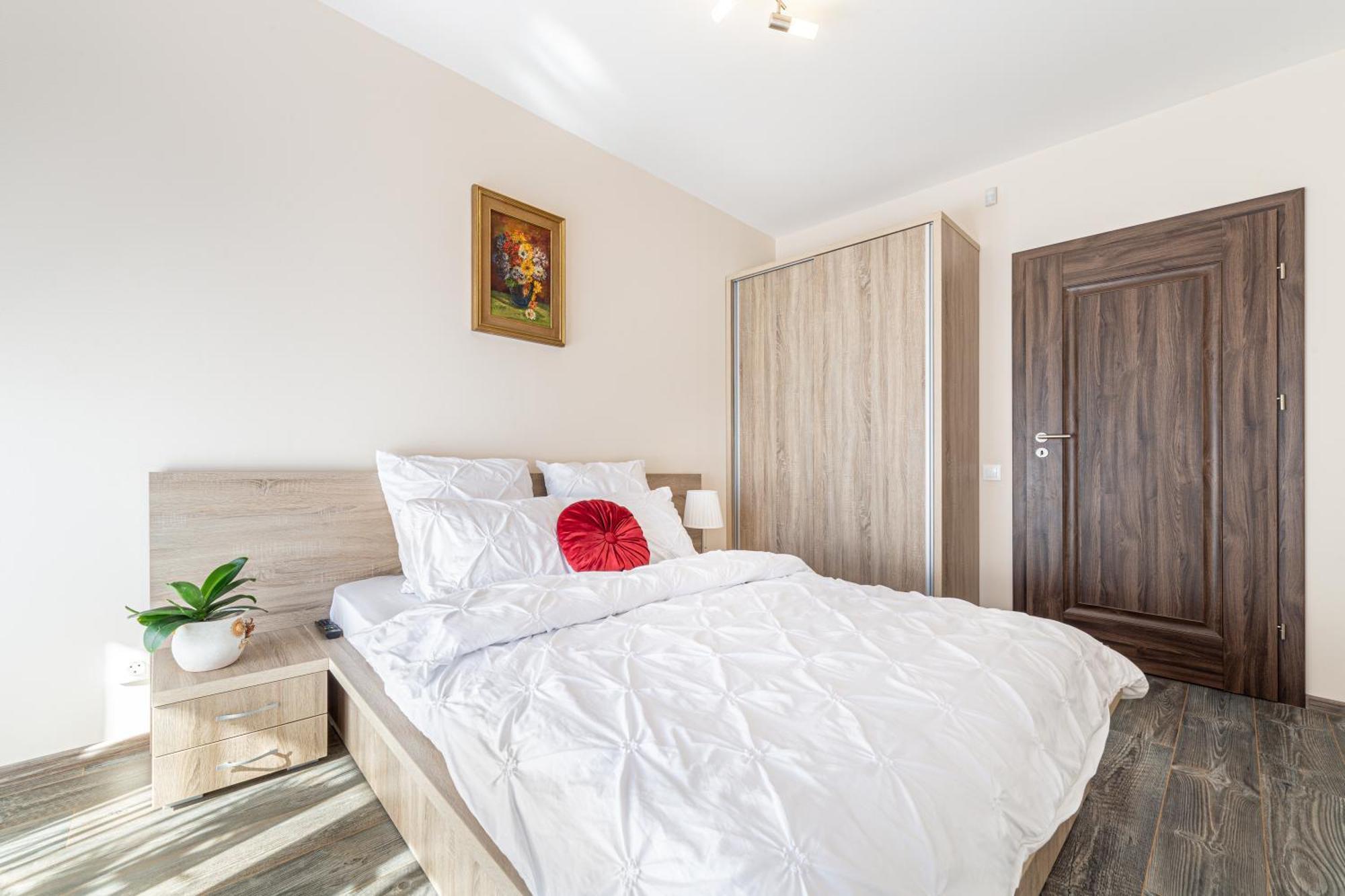 Ari - Ared Luxurious Apartments With Balcony & Free Parking Arad Eksteriør billede